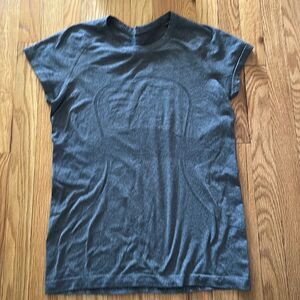 Lululemon Sz 10 Run Swiftly short sleeve shirt great pre owned condition